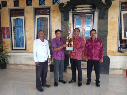 Menerima Penghargaan di Lomba Perpustakaan Tingkat Kabupaten Buleleng